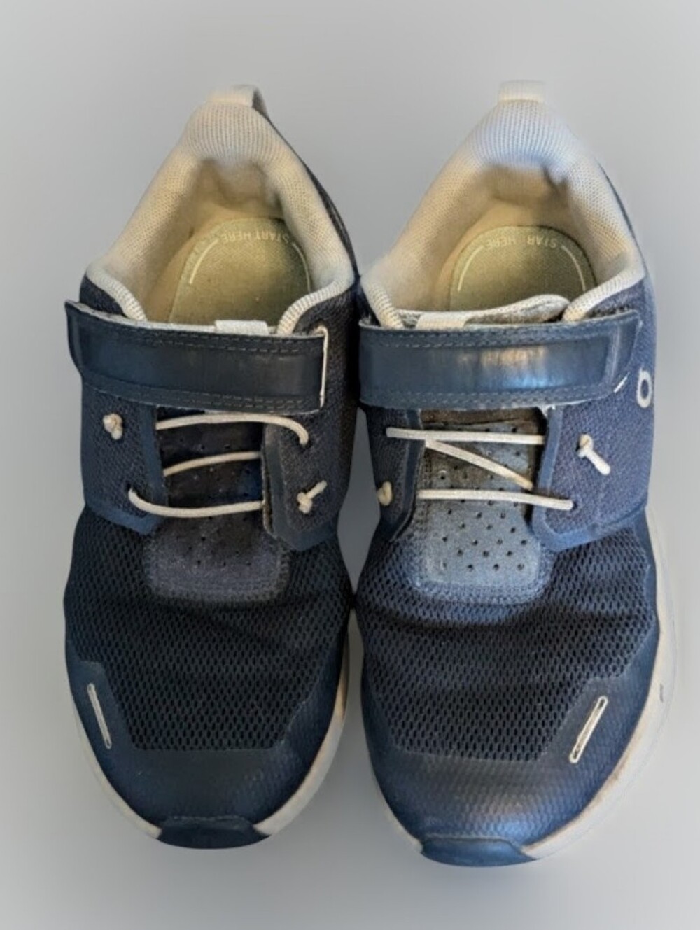 On Clouds Kids Navy and White Athletic Sneakers Sz. 1 Girls